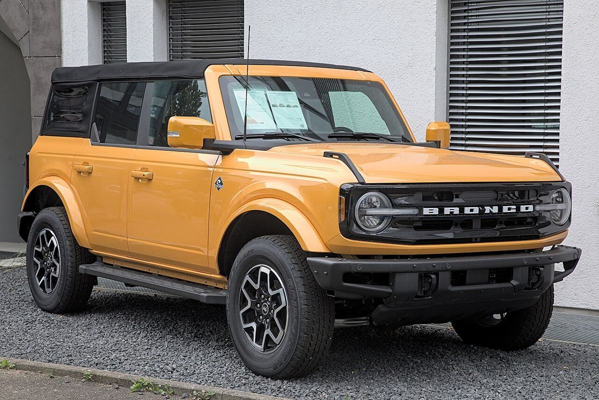 Ford Bronco, recent model, front three-quarter view