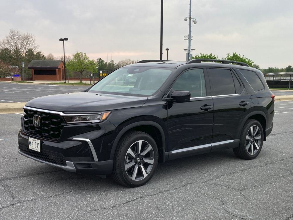Honda Pilot, recent model, front three-quarter view