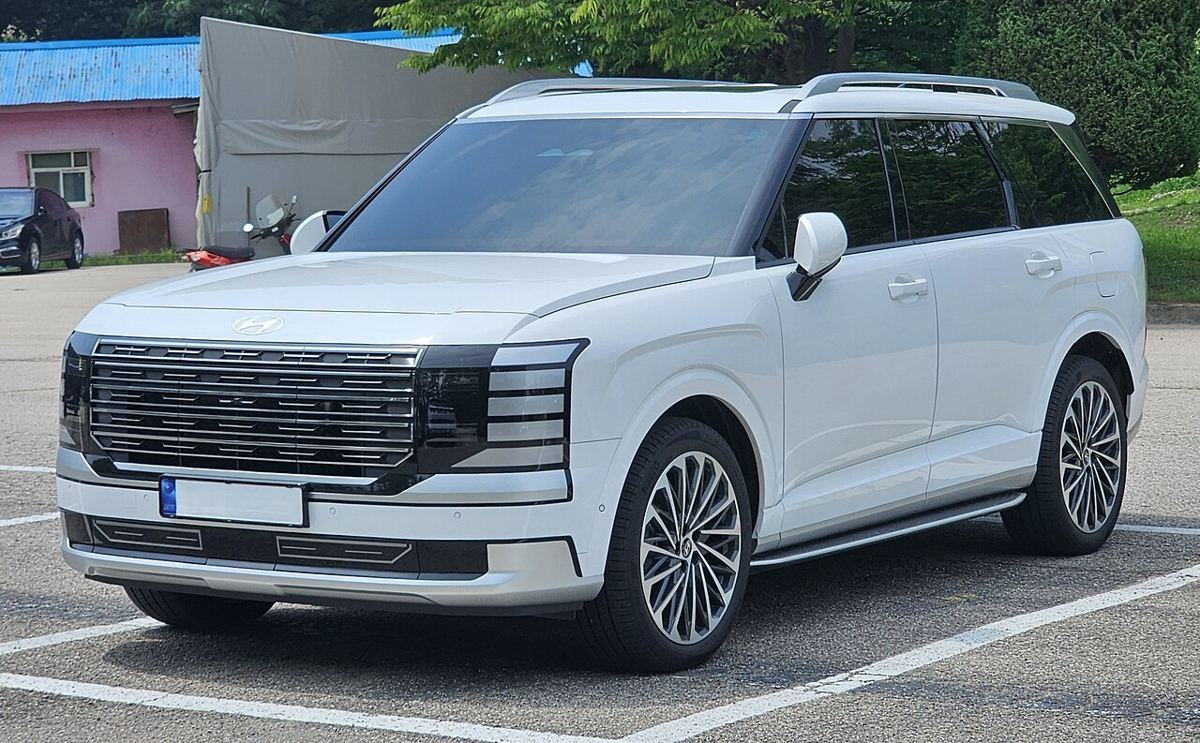 Hyundai Palisade, recent model, front three-quarter view