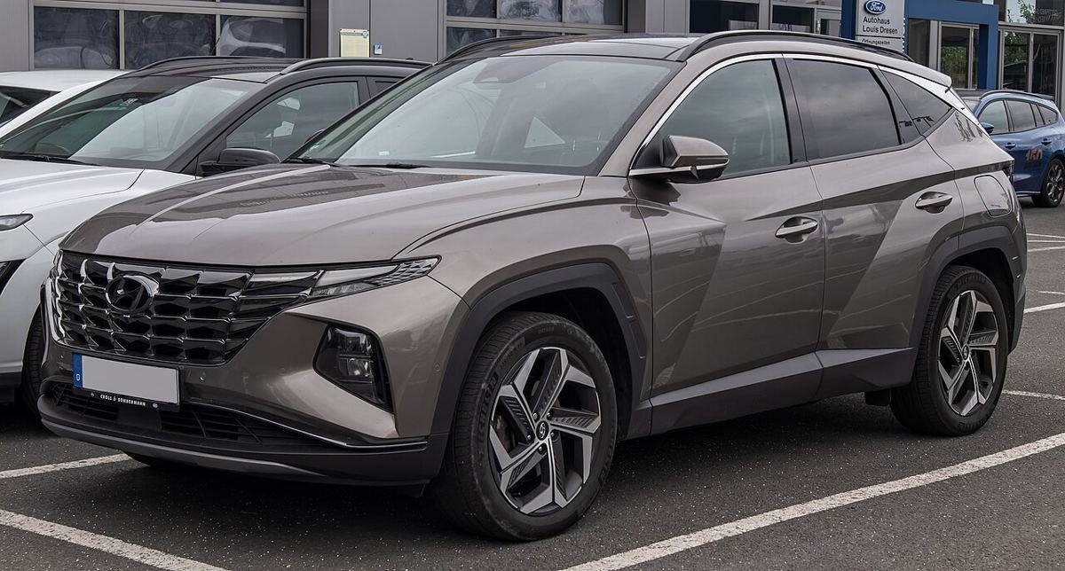 Hyundai Tucson, recent model, front three-quarter view