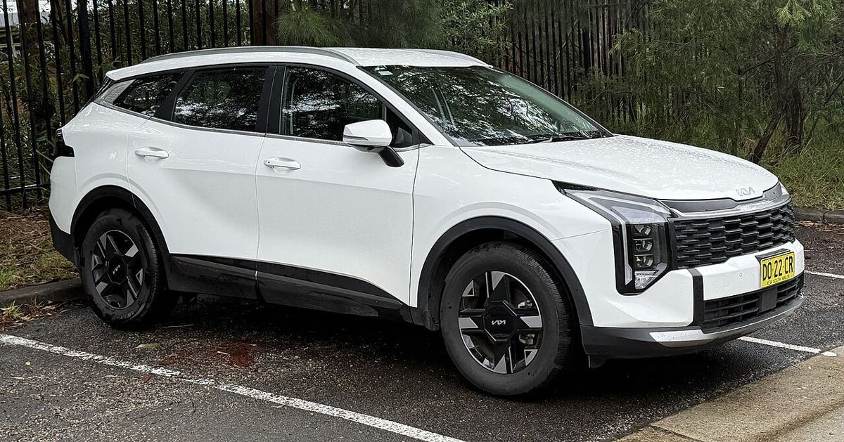 Kia Sportage, recent model, front three-quarter view
