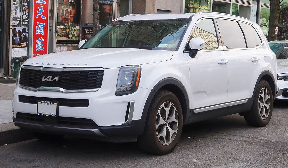 Kia Telluride, recent model, front three-quarter view