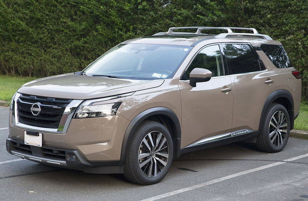 Nissan Pathfinder, recent model, front three-quarter view