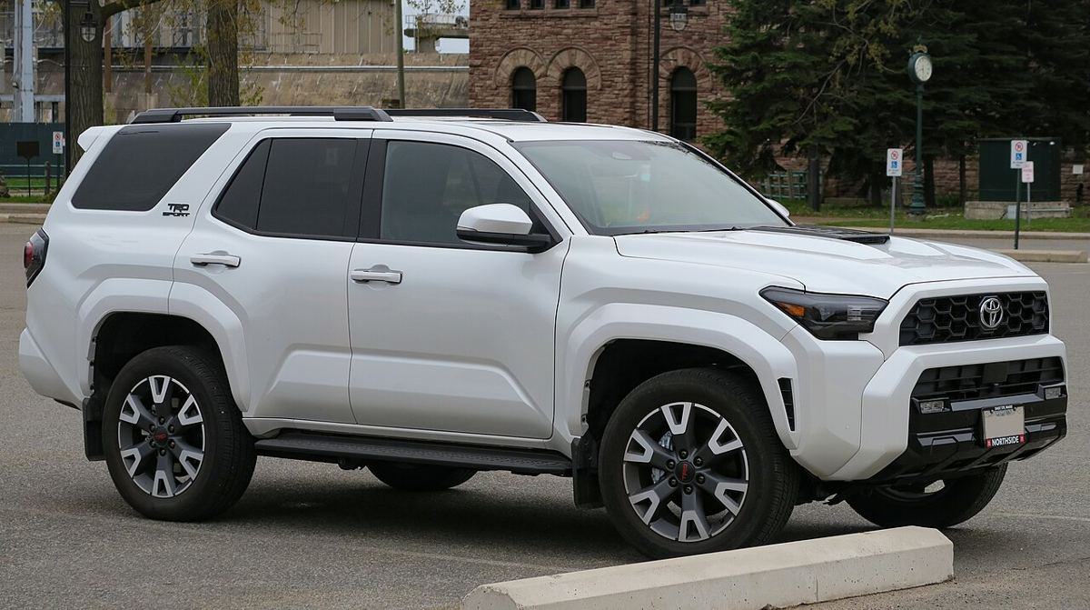Toyota 4Runner, recent model, front three-quarter view