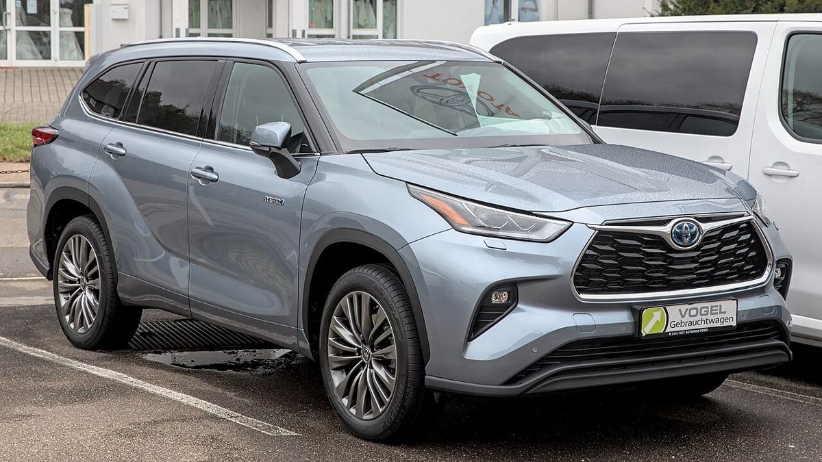 Toyota Highlander, recent model, front three-quarter view
